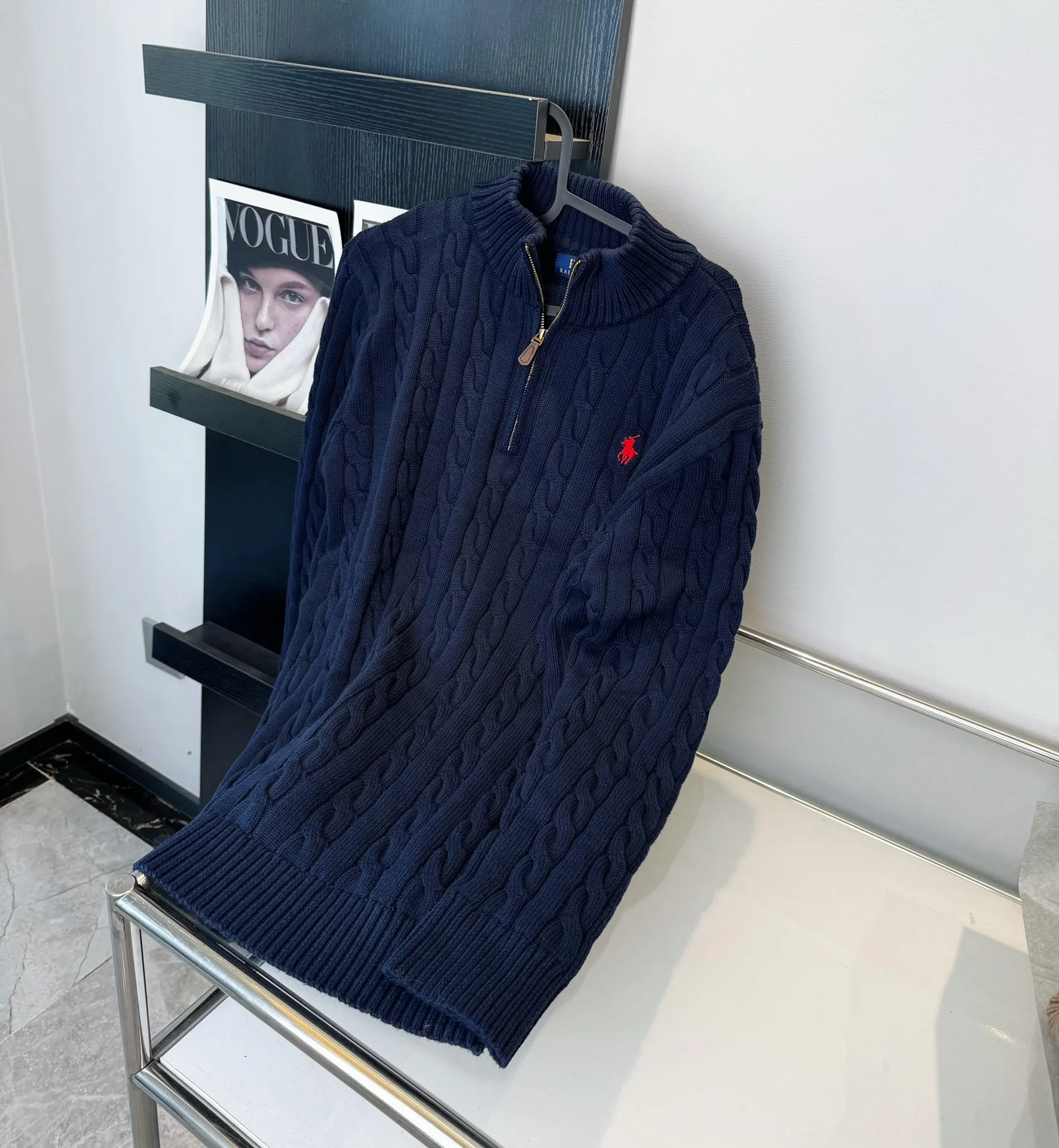 🅿️260 Style number: L02 RALPH LAUREN/Ralph Lauren classic war horse small label embroidered logo Paul polo turtleneck pullover classic half-zip knitted twist sweater sweater Size: Made of pure cotton yarn 🧶 blended with wool, pure cotton is skin-friendly and comfortable, small label war horse embroidered twist turtleneck sweater 🐎 high quality. Follow the blogger to learn how to wear it! Let’s get a Ralph Lauren cable sweater. It’s a super hard-to-find series after it became popular. It’s hard to find one on the official website. It’s simple and practical to wear, with a lazy and loose feel. The thickened fabric has more texture, soft and delicate feel, and a loose fit. Whether worn alone or layered, you can wear different styles of fashion with just one piece!   Size reference # xs s m l Length 64 66 68 70 Shoulder width 40 41 42 44 Bust 46 48 50 52